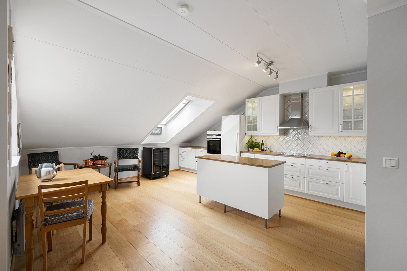 Leiligheten har en innholdsrik planløsning, samt utgang til en herlig privat takterrasse på hele 18 m². Galleribilde