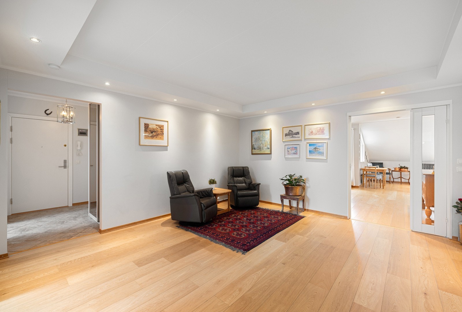 Rommet har god plass til sofa, tv-møbel og øvrig innredning. Galleribilde