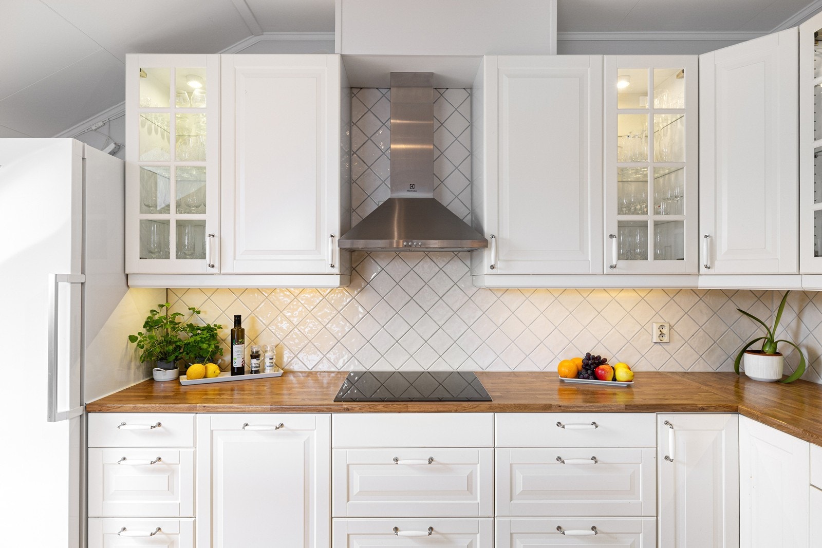 Det er opplegg oppvaskmaskin, integrert kombiskap, stekeovn og nedfelt platetopp. Galleribilde