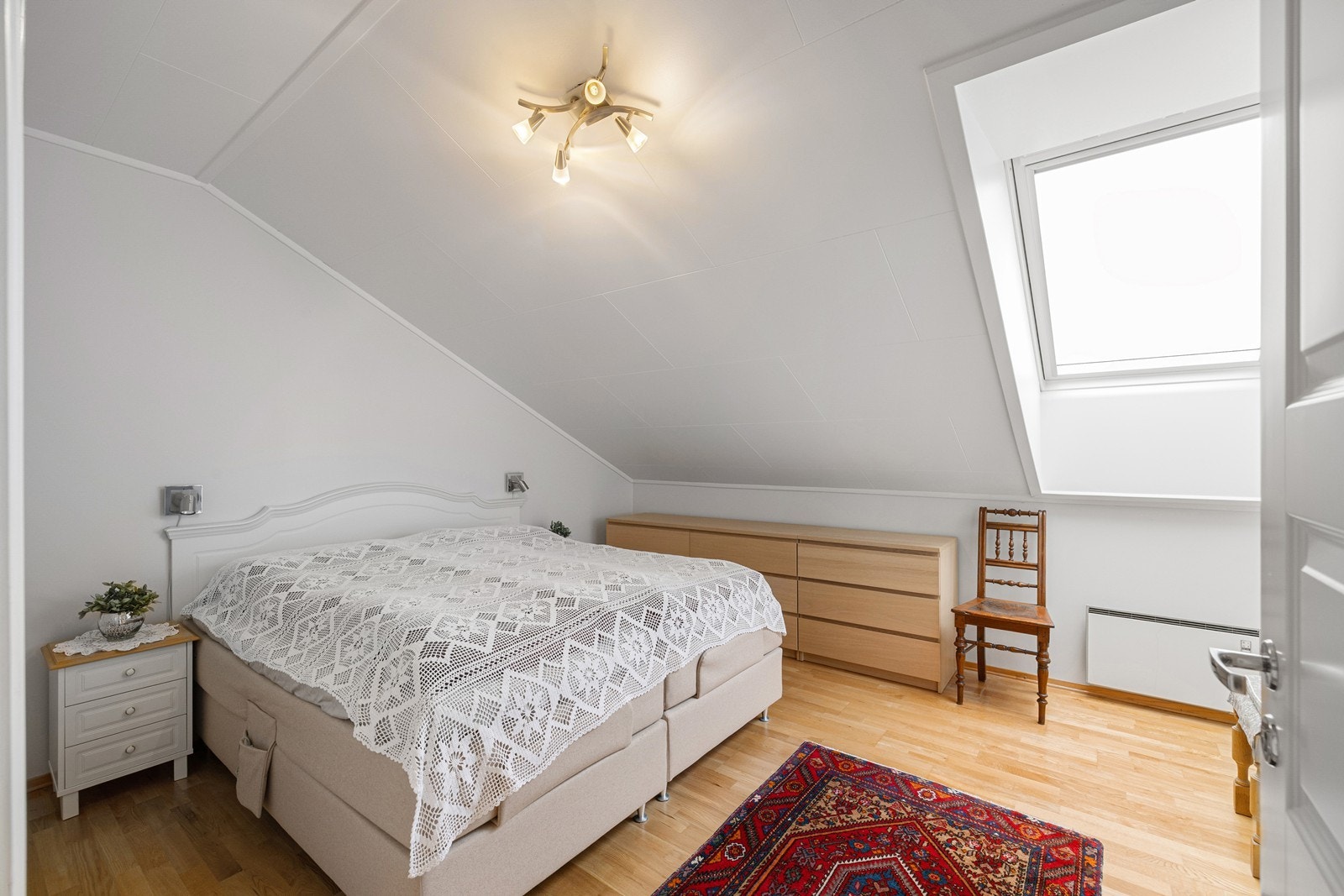 Boligen har tre gode soverom. Hovedsoverommet har plass til dobbeltseng med tilhørende nattbord. Galleribilde