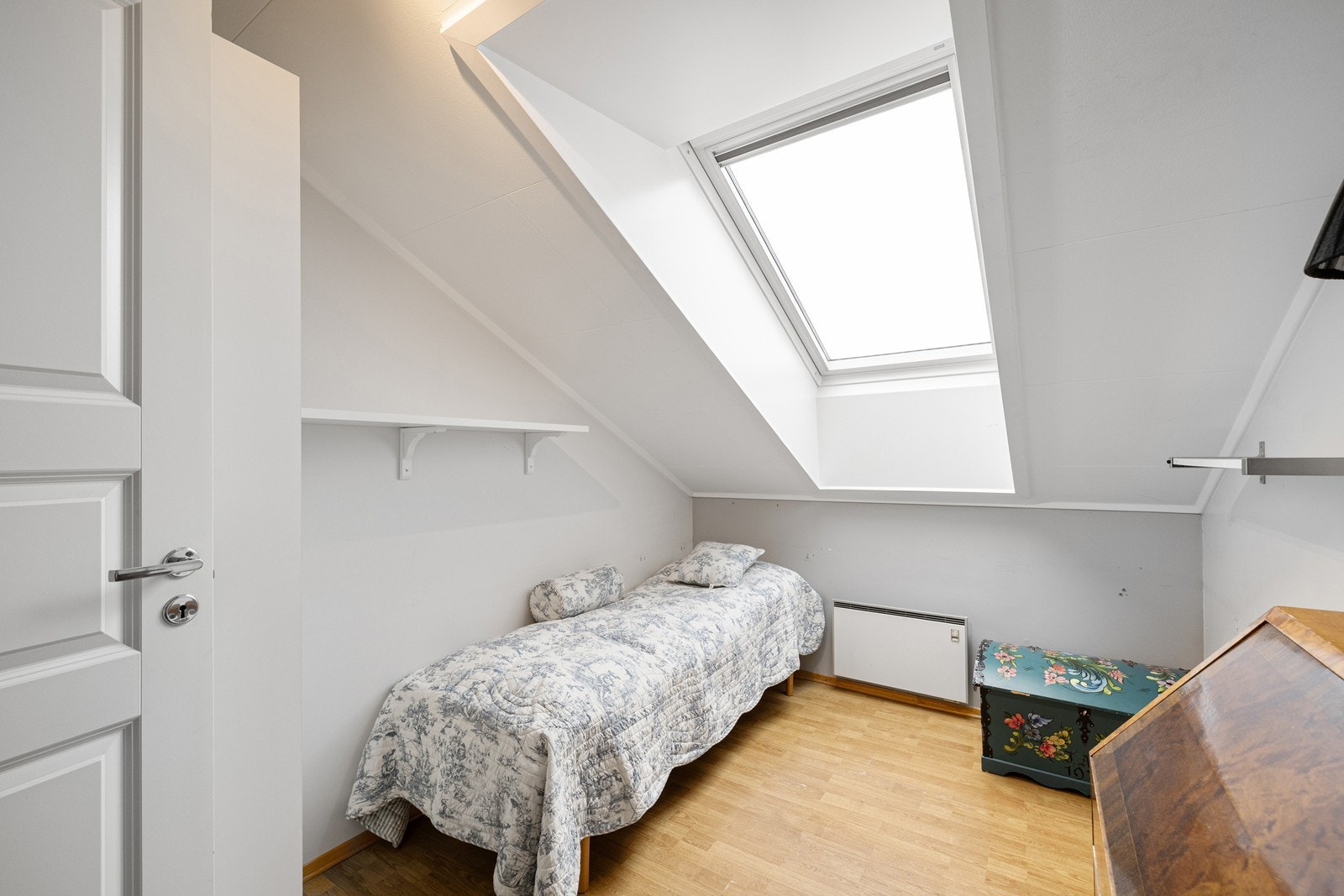 Rommene har plass til seng, nattbord, garderobeløsning og evt. skrivebord. Alle tre soverom har takvinduer. Galleribilde