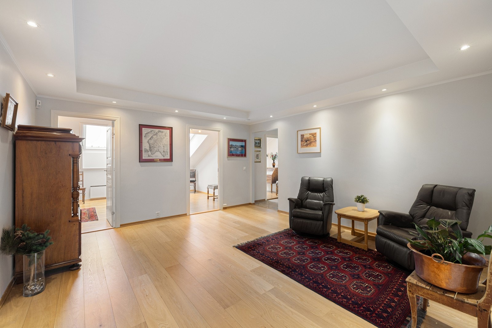 Leiligheten har en stor gang. Rommet fungerer som en tv-stue, eller som en mellomgang med soverom i den ene enden og stue/kjøkken i den andre. Galleribilde