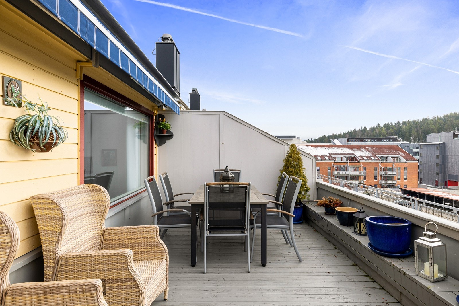Fra stuen er det også utgang til en fantastisk privat takterrasse på hele 18 m². Galleribilde