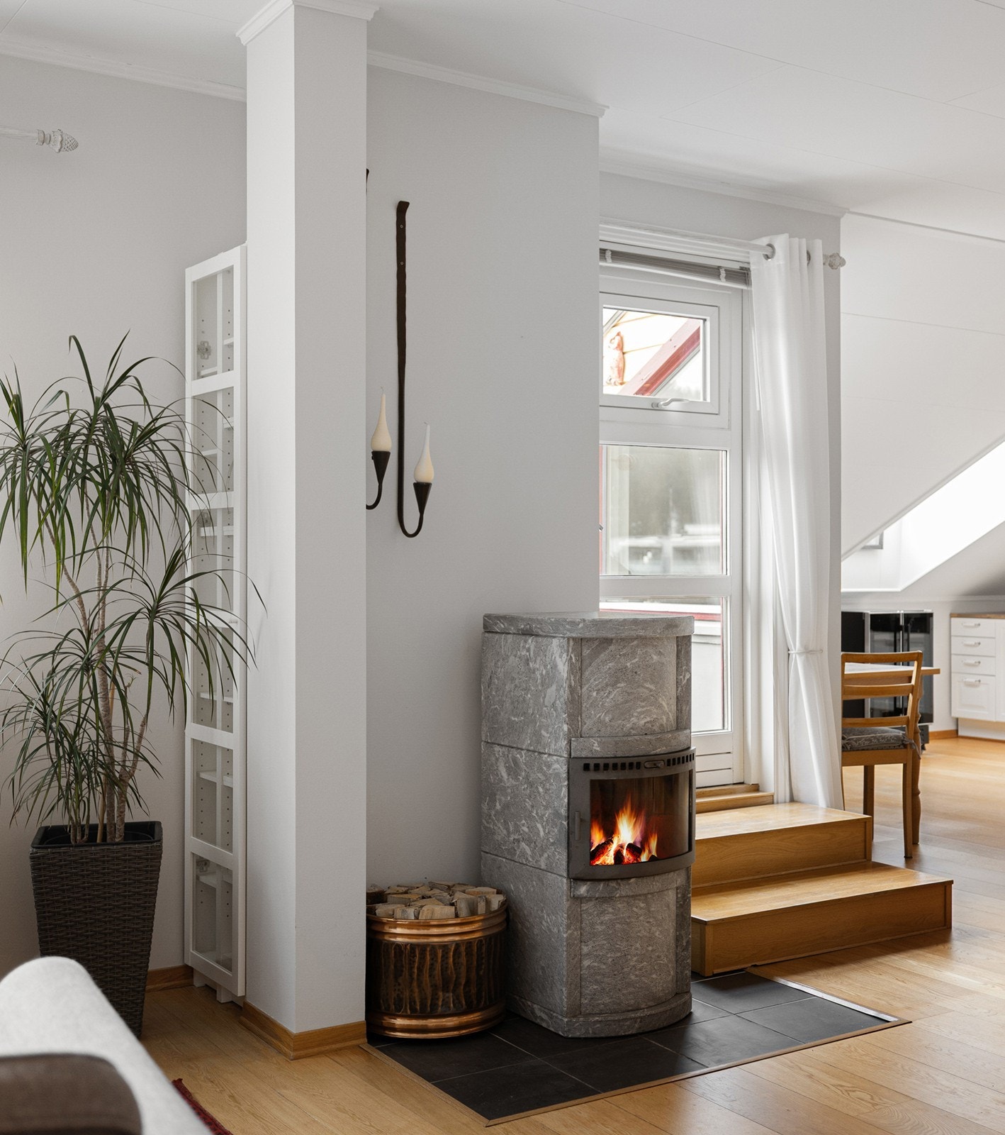 I rommet er det satt inn en herlig peis, denne sikrer ekstra varme i vinterhalvåret. Galleribilde