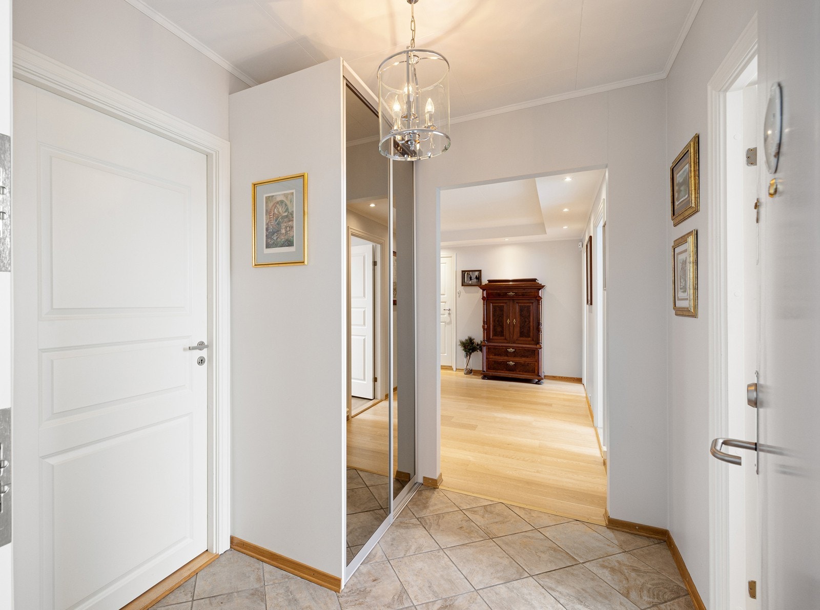 I entréen er det god plass til å henge fra seg yttertøy eller sette fra seg sko i praktisk skyvedørsgarderobe med speilfronter. Galleribilde