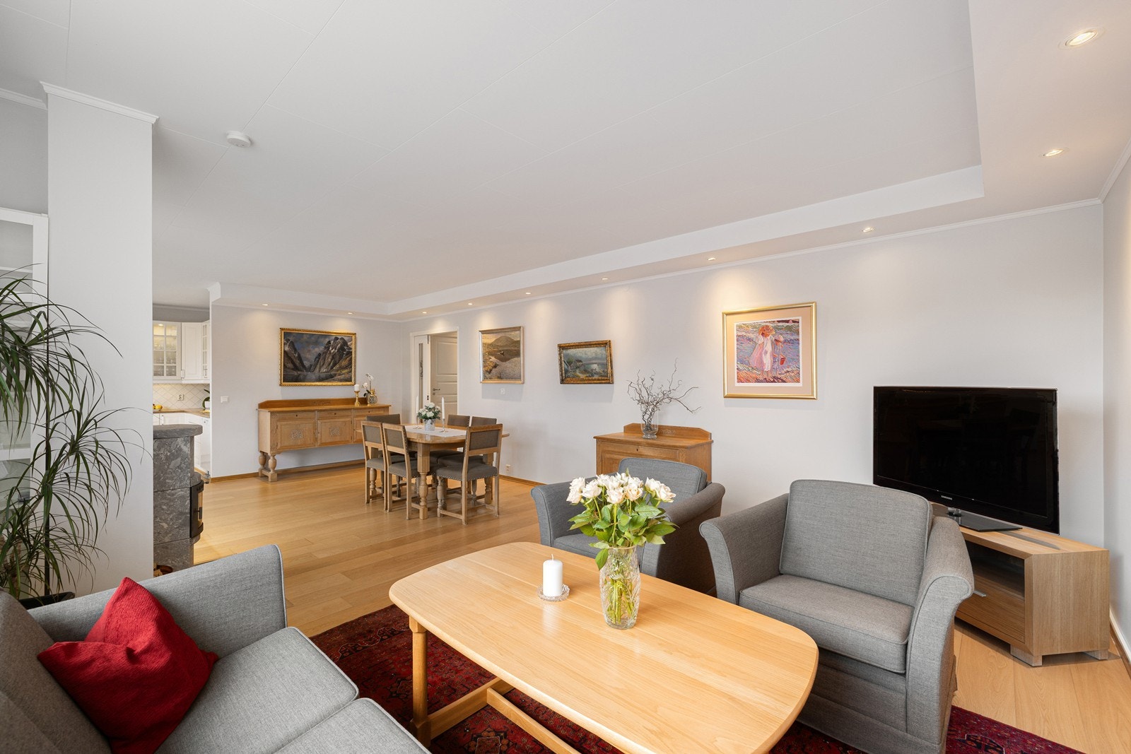 Det er downlights i himlingen, samt parkett på gulvet. Galleribilde