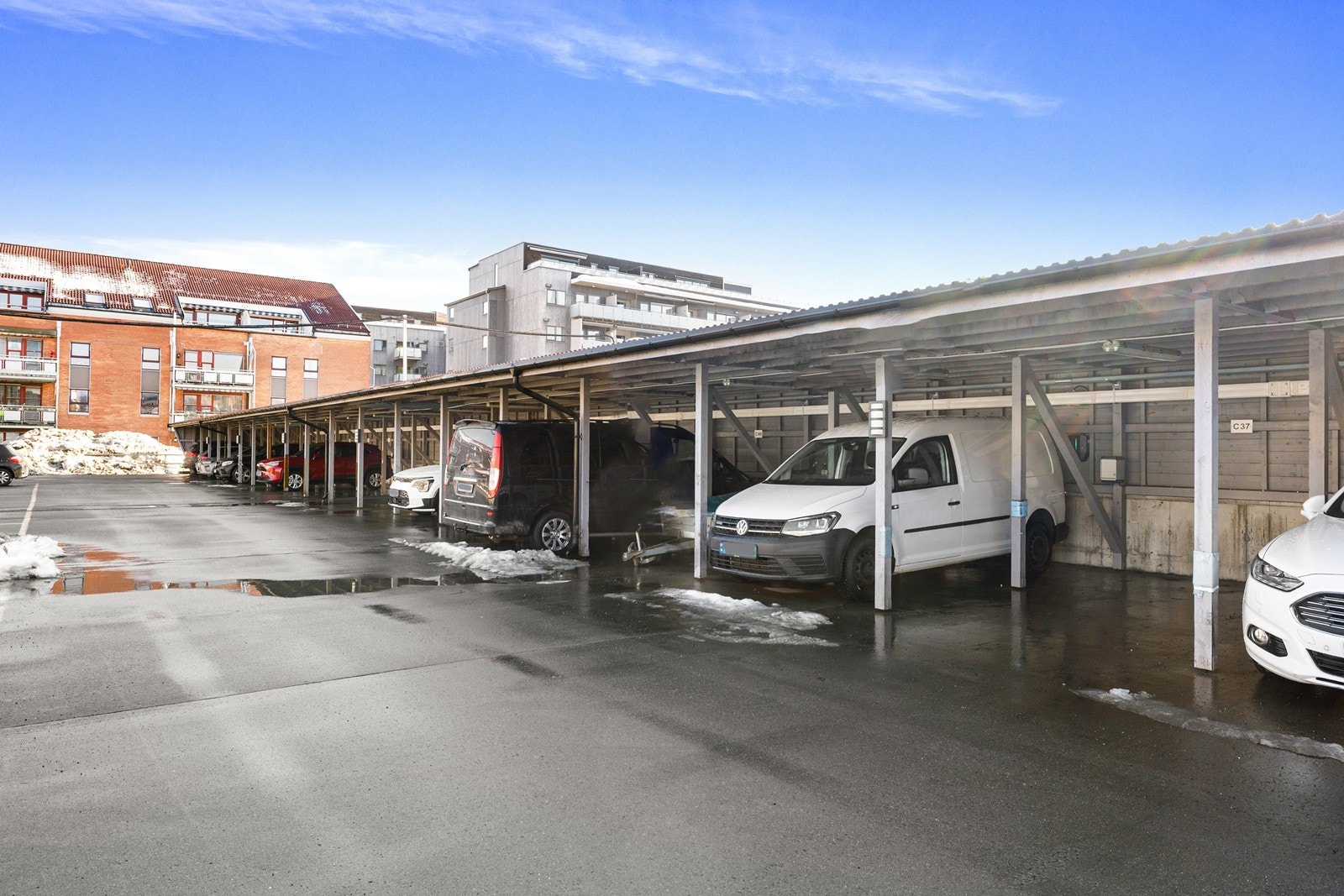 Med boligen disponeres også en carport på 11 m². Galleribilde