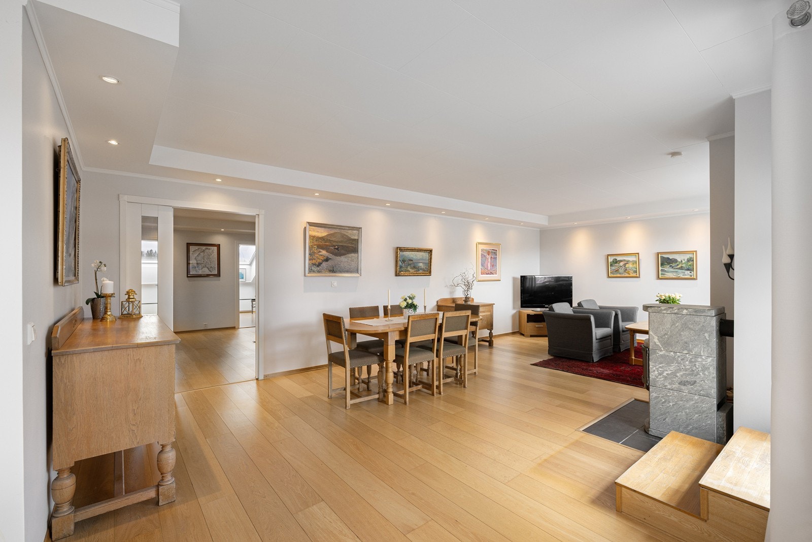 Leiligheten har en stor, åpen og lys stue. Galleribilde