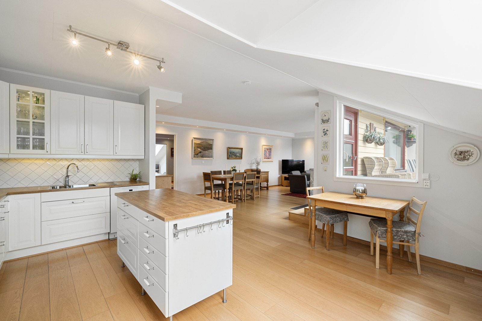 Kjøkkenet byr på rikelig med benk- og skapplass, og har en svært praktisk kjøkkenøy. Galleribilde