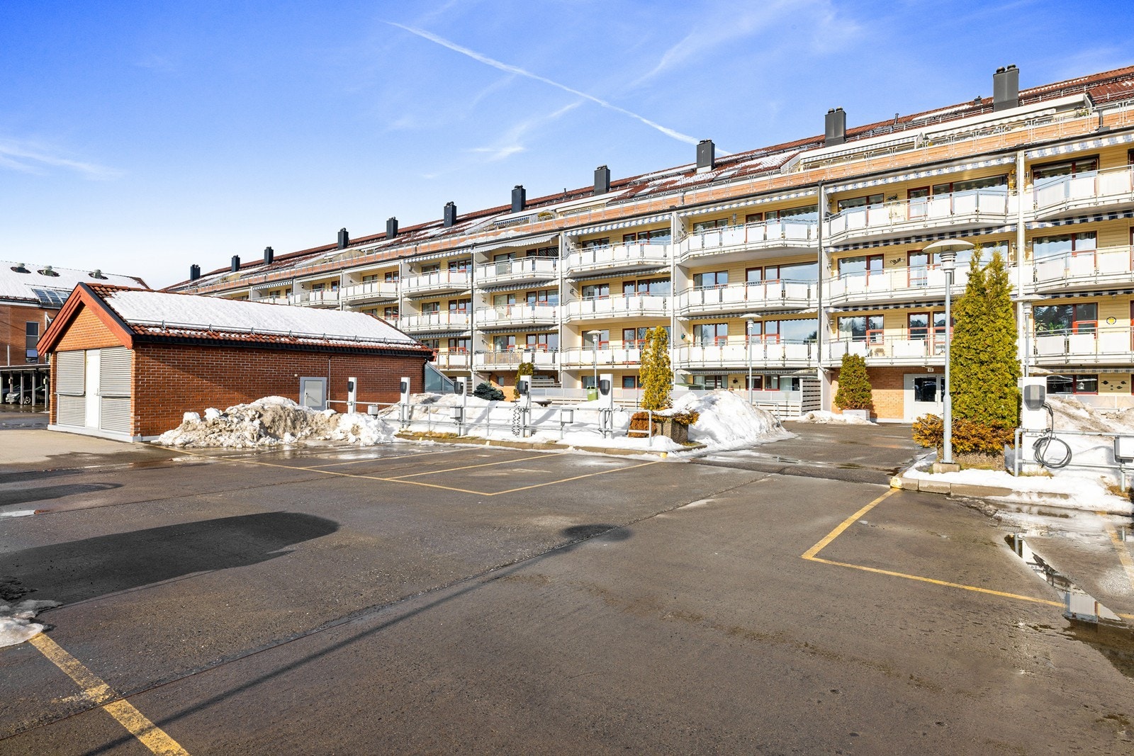 Fasade. Boligen har en ypperlig intern beliggenhet i byggets toppetasje. Galleribilde