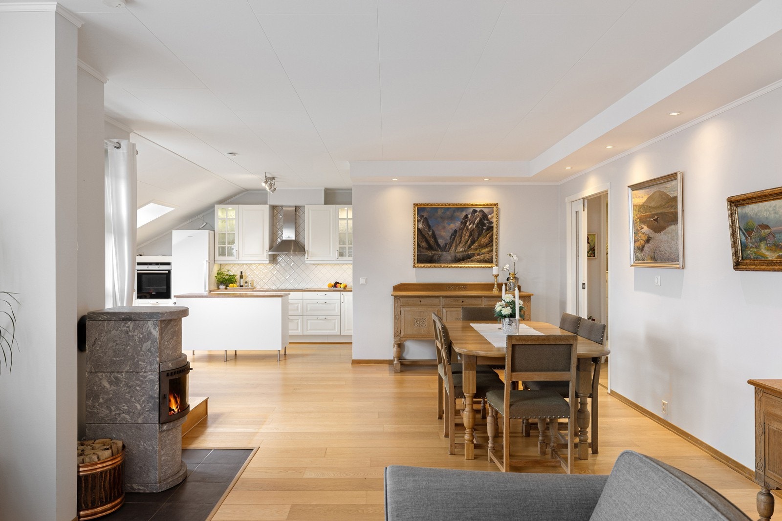 Forbi spisestuen ligger kjøkkenet. Galleribilde