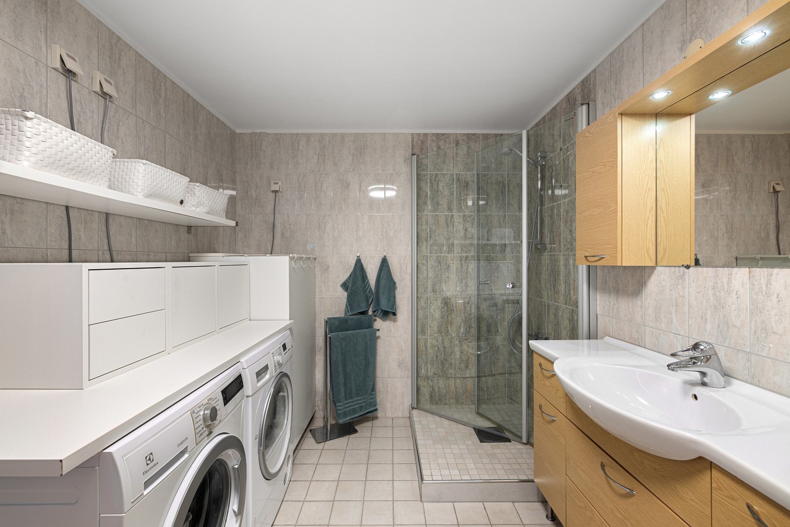 I tillegg er det opplegg for vaskemaskin/tørketrommel og det er tilkoblet et vannklosett. Badet har mekanisk avtrekk. Galleribilde