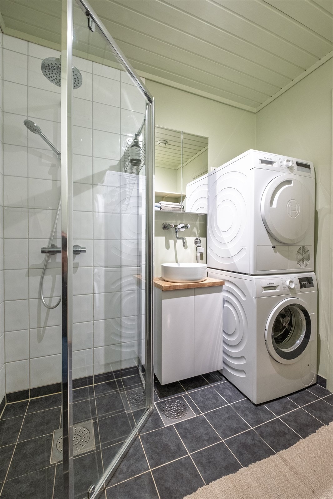 Bad / vaskerom med utgang til garasje. Galleribilde