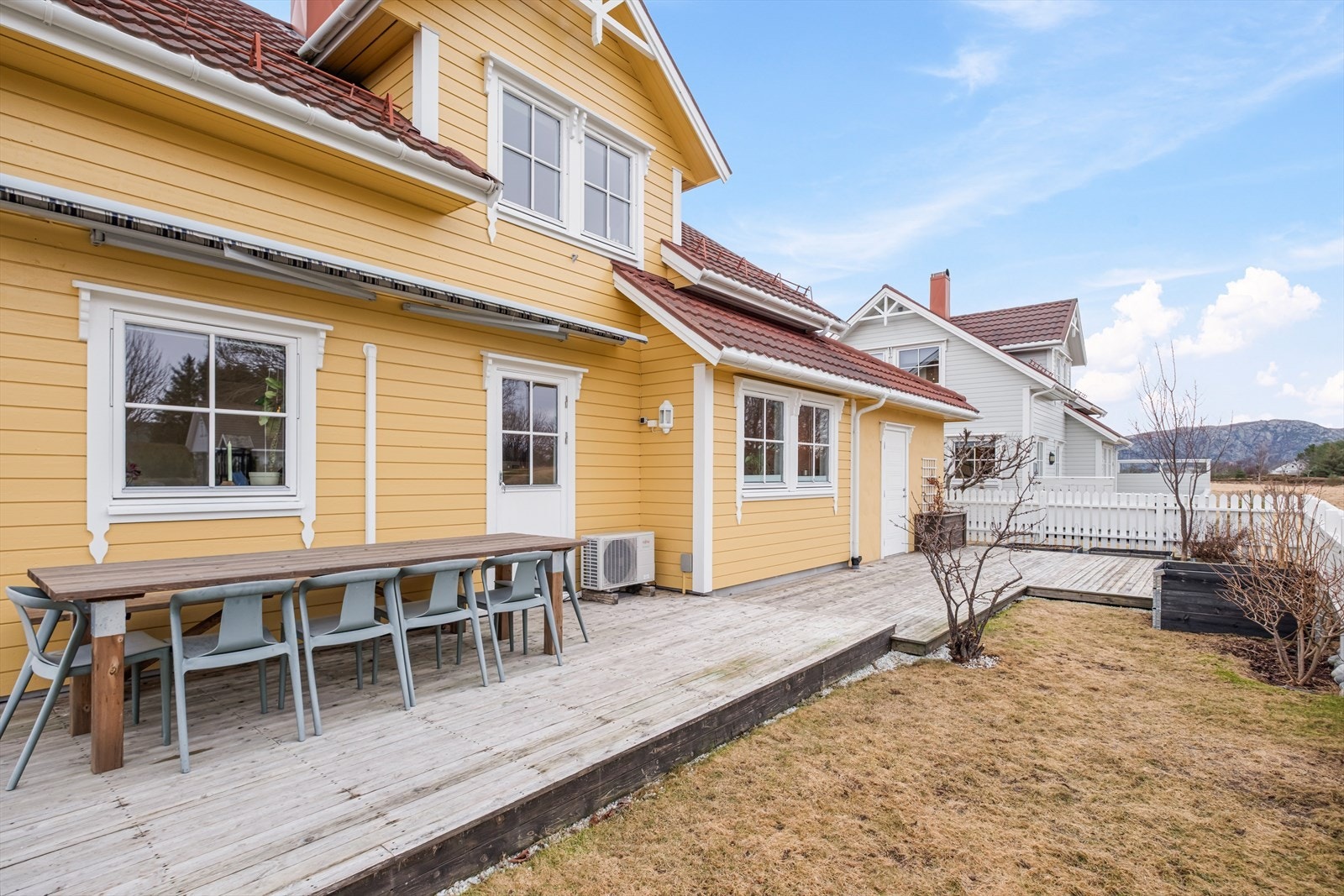 Boligen har velstelte og pene uteområder Galleribilde