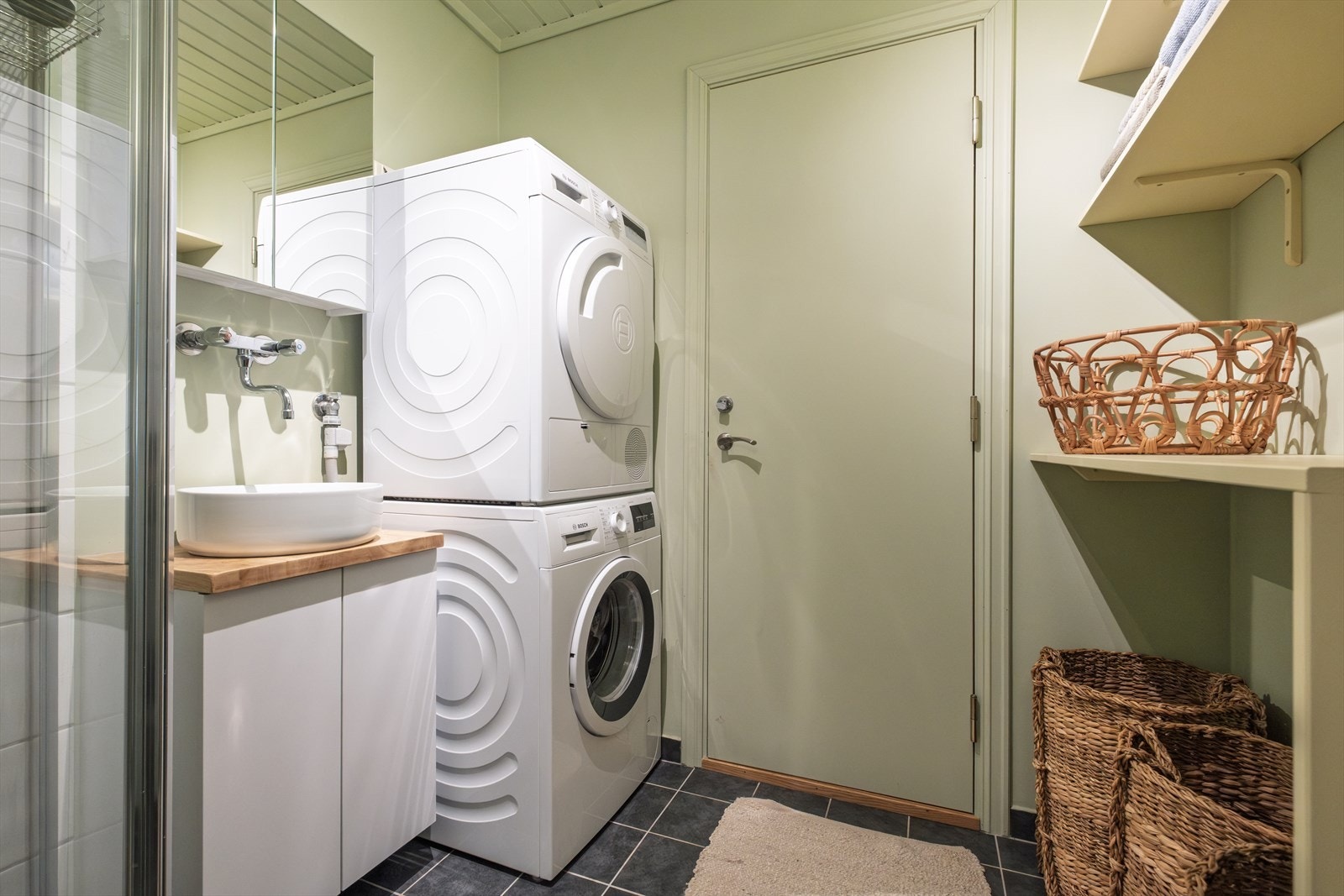 Bad / vaskerom med utgang til garasje. Galleribilde