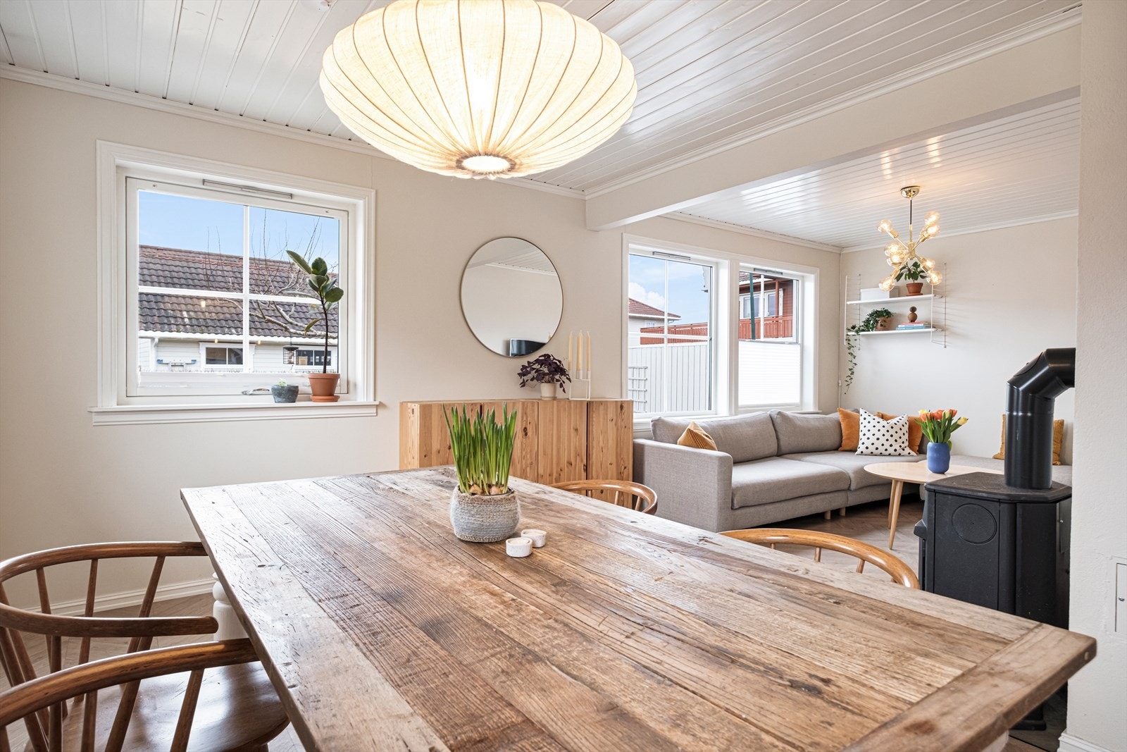 Stuen har også mye naturlig lys Galleribilde