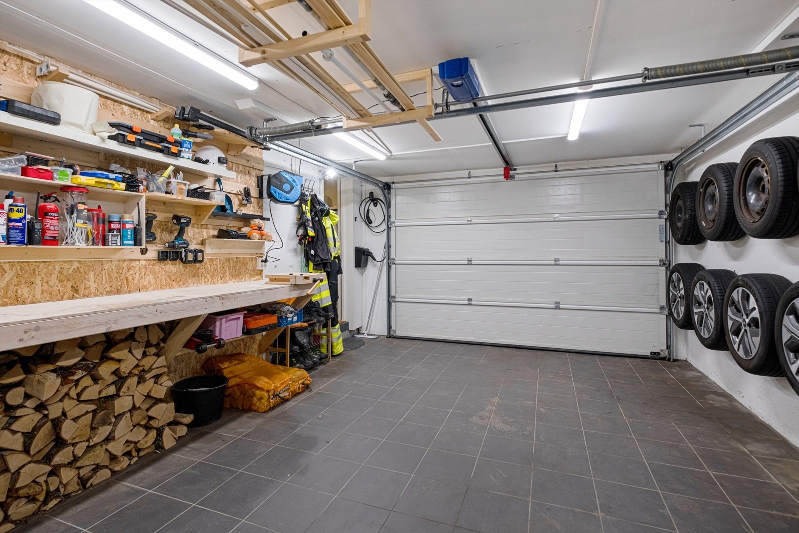 Romslig garasje Galleribilde