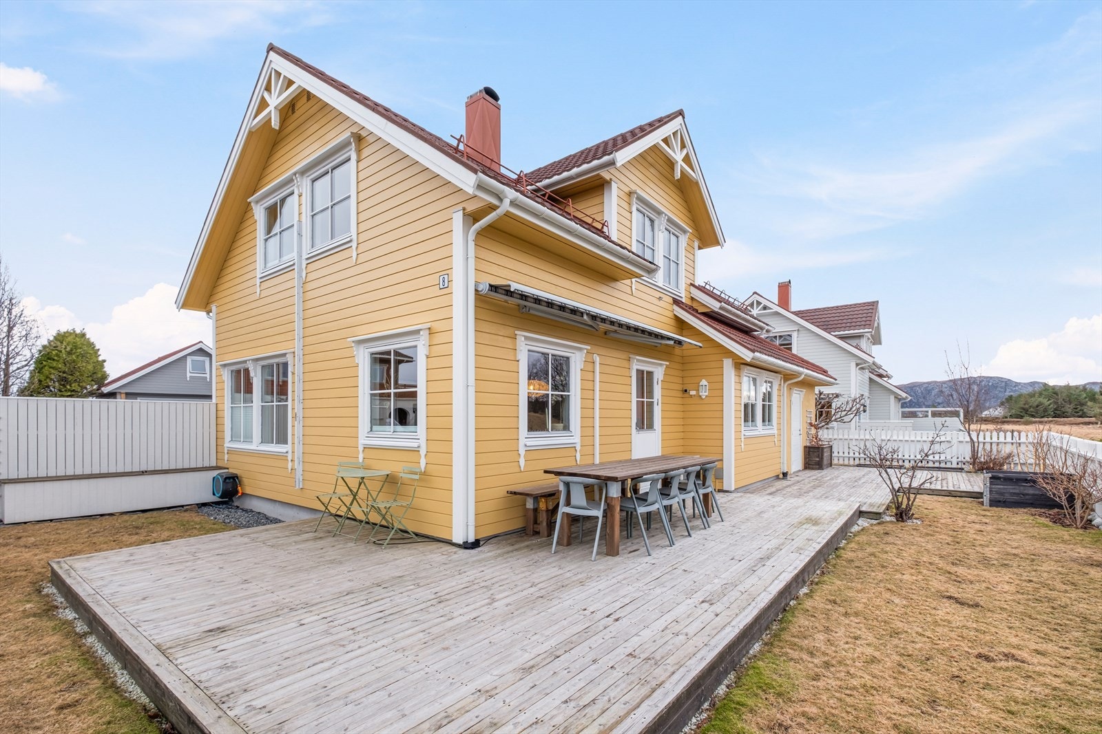 Romslig og solrik uteplass Galleribilde