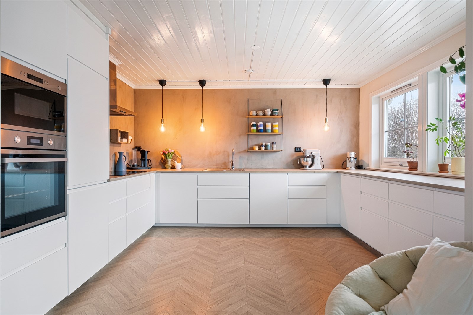 Pent og romslig kjøkken fra 2019 med integrerte hvitevarer, og mye skap- og benkplass. Galleribilde