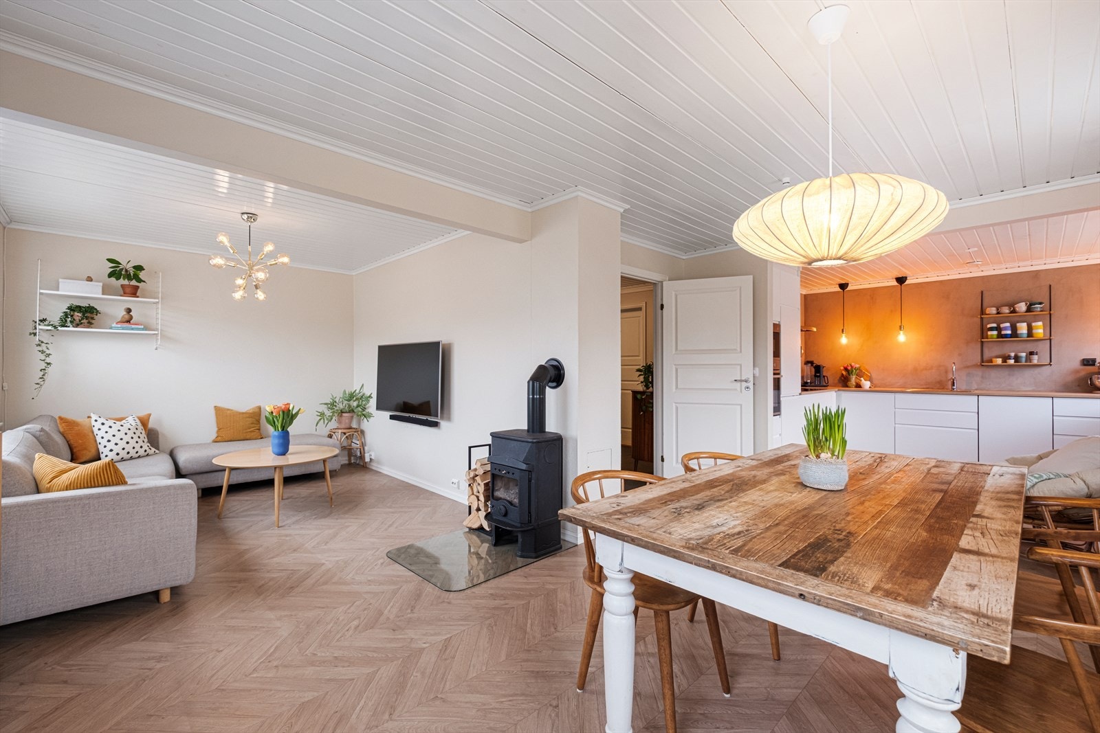 Meget innbydende og romslig stue med både vedovn og varmepumpe. Galleribilde