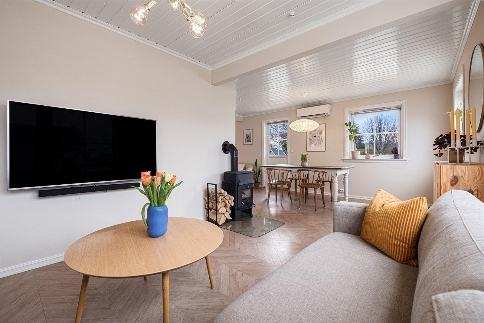 Trivelig og romslig stue med både varmepumpe og vedovn. Galleribilde