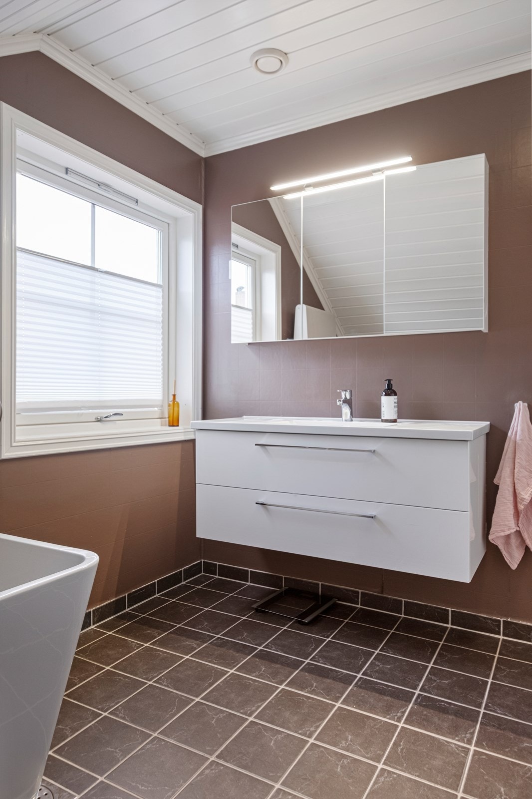 Pent og romslig bad i 2. etasje Galleribilde