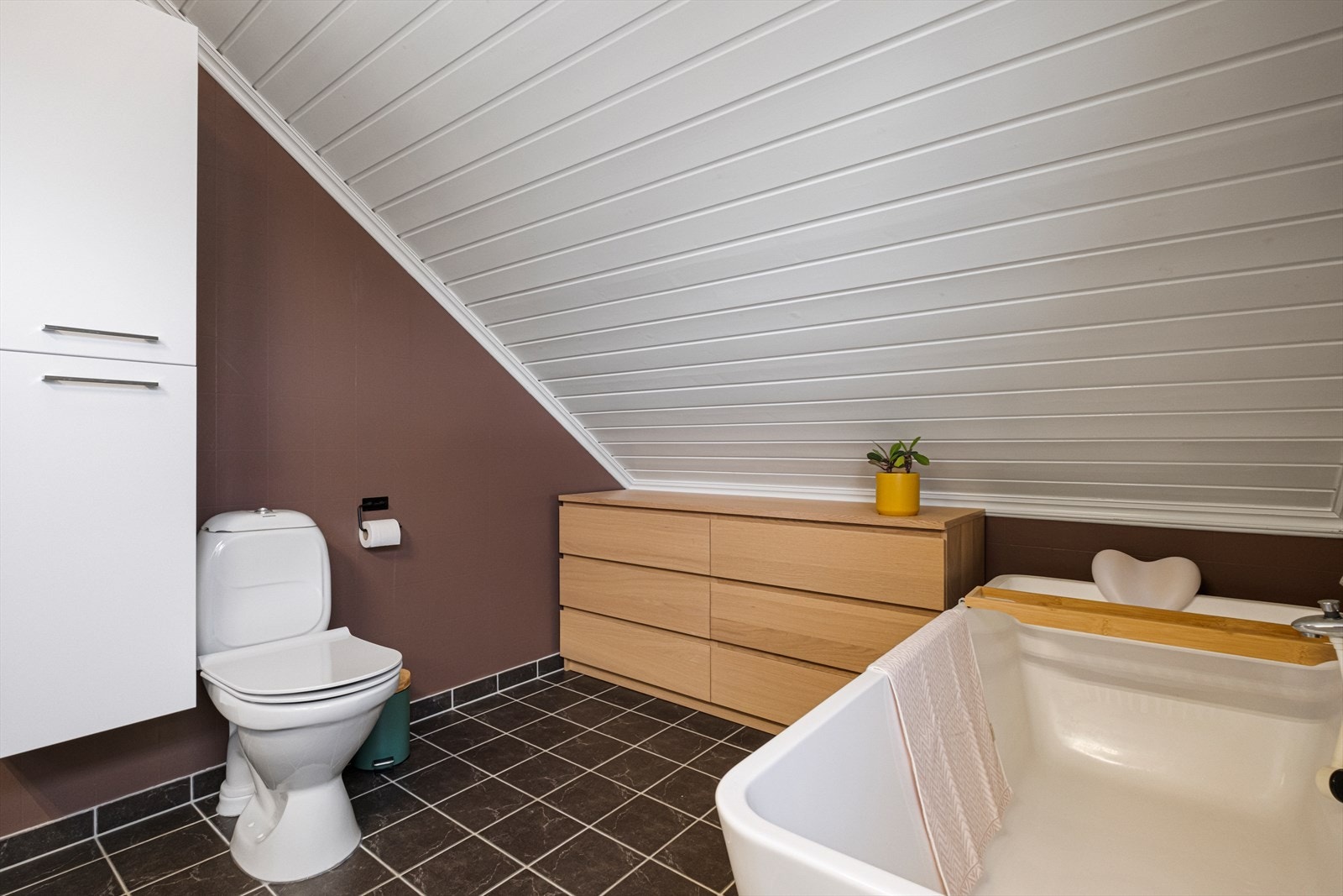 Pent og romslig bad i 2. etasje Galleribilde