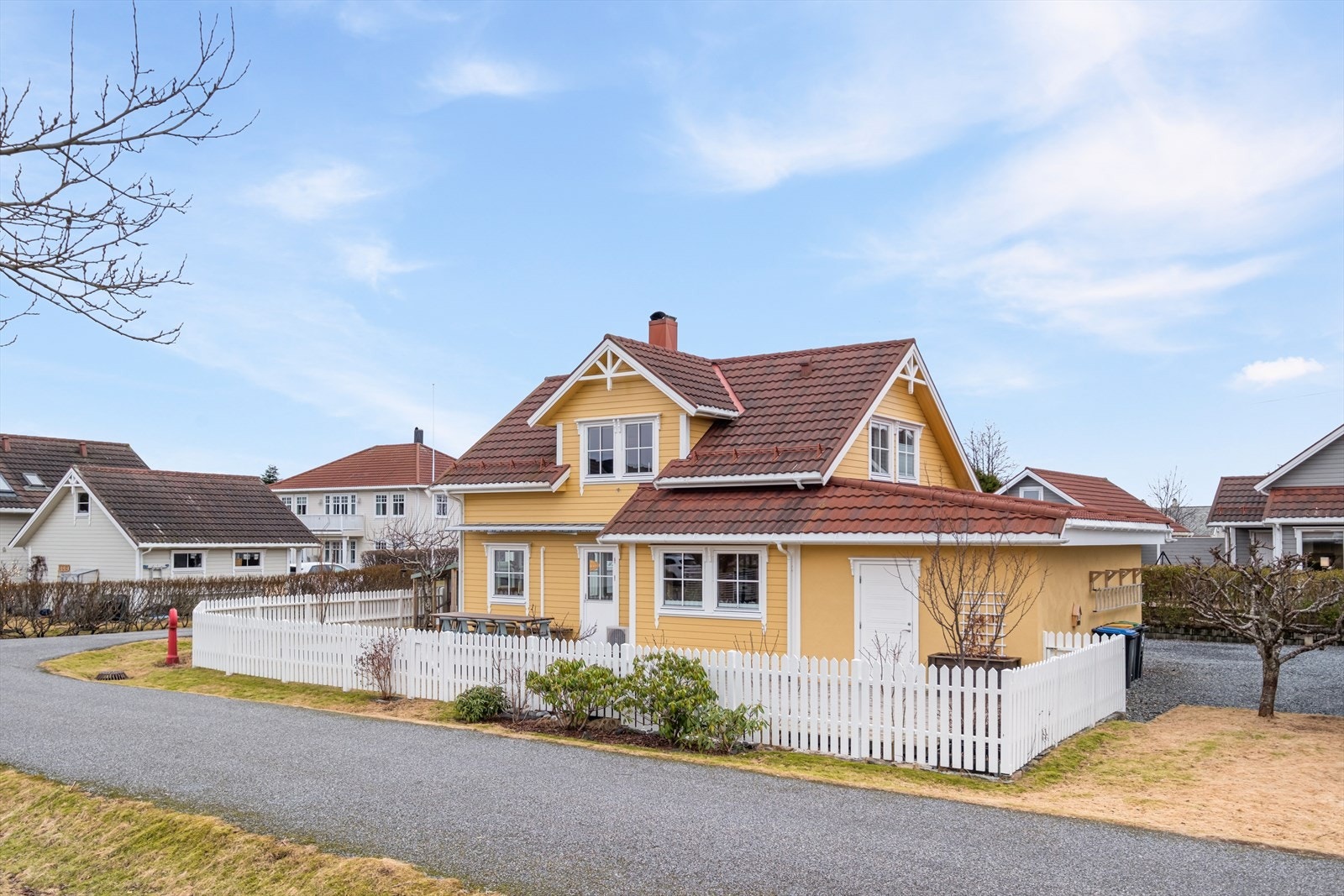 Fasade - huset har en klassisk og tidløs fasade Galleribilde