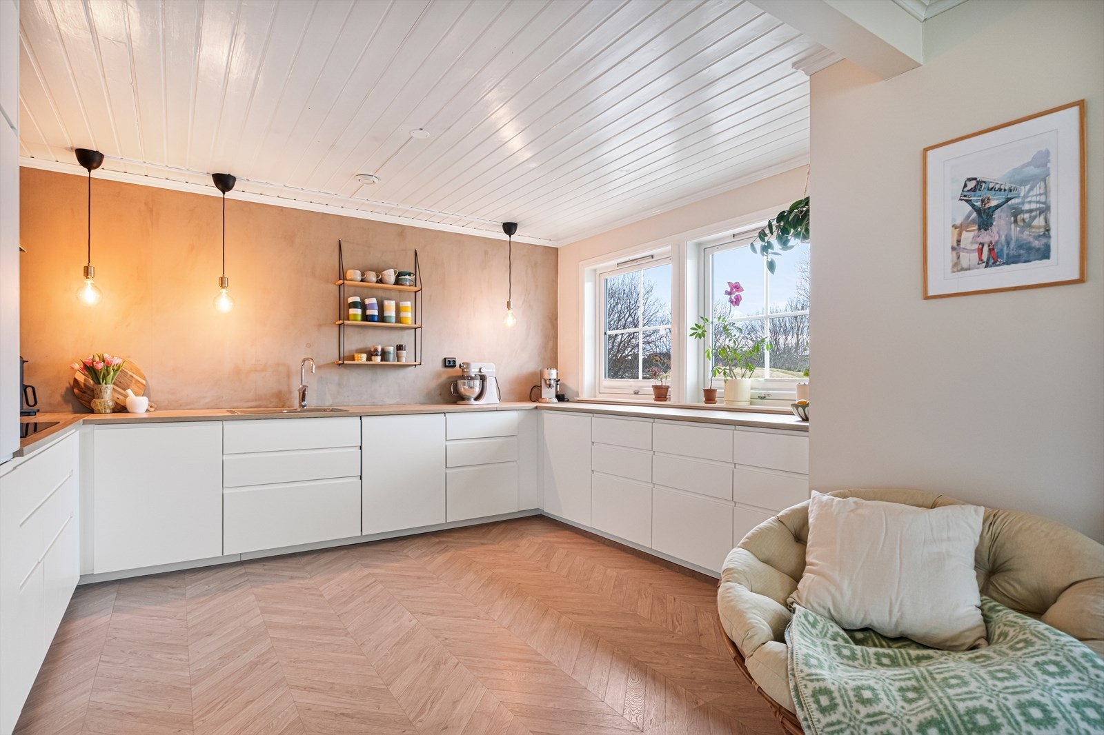 Pent og romslig kjøkken fra 2019 med integrerte hvitevarer, og mye skap- og benkplass. Galleribilde