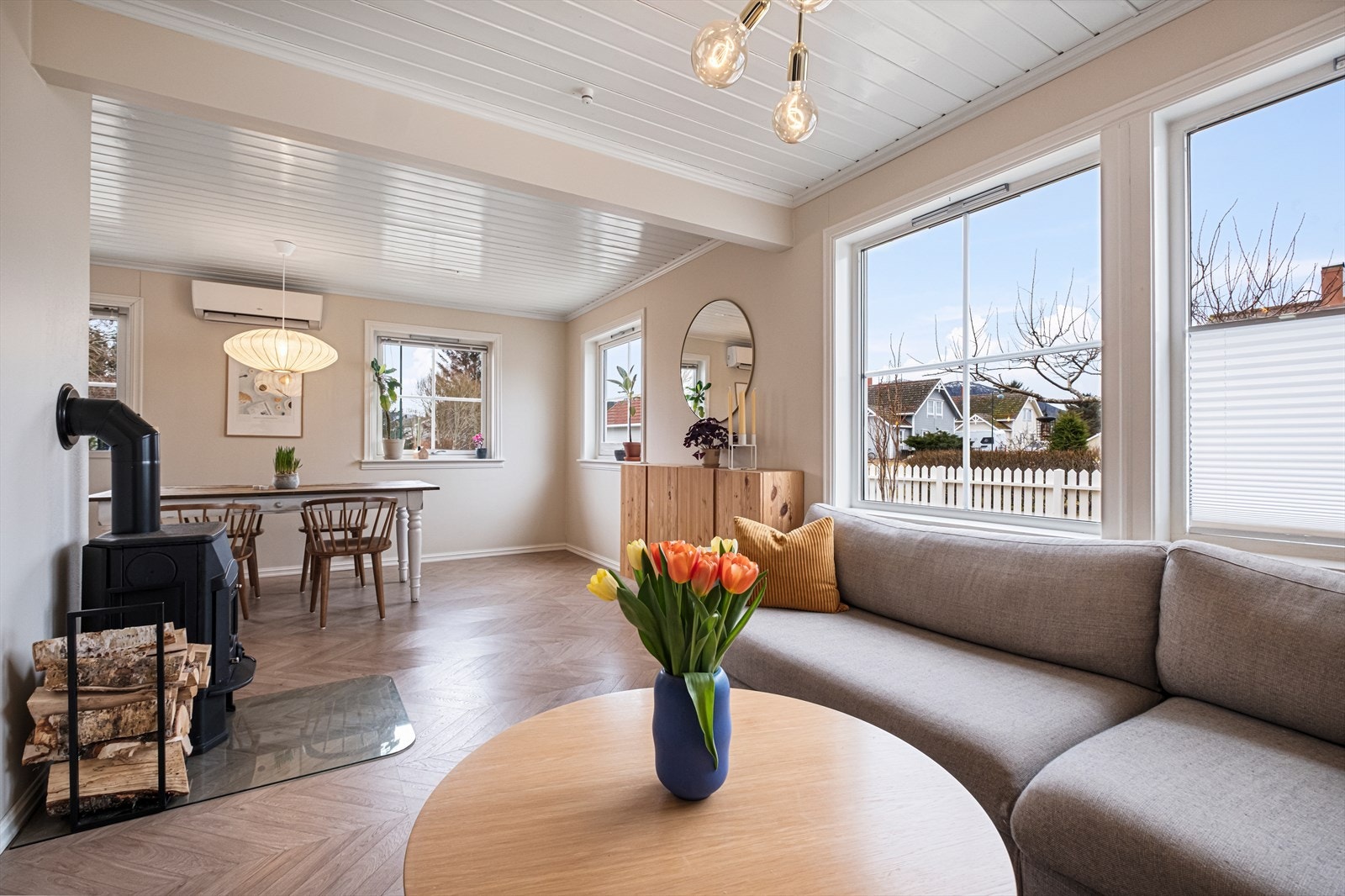 Trivelig og romslig stue med både varmepumpe og vedovn. Galleribilde