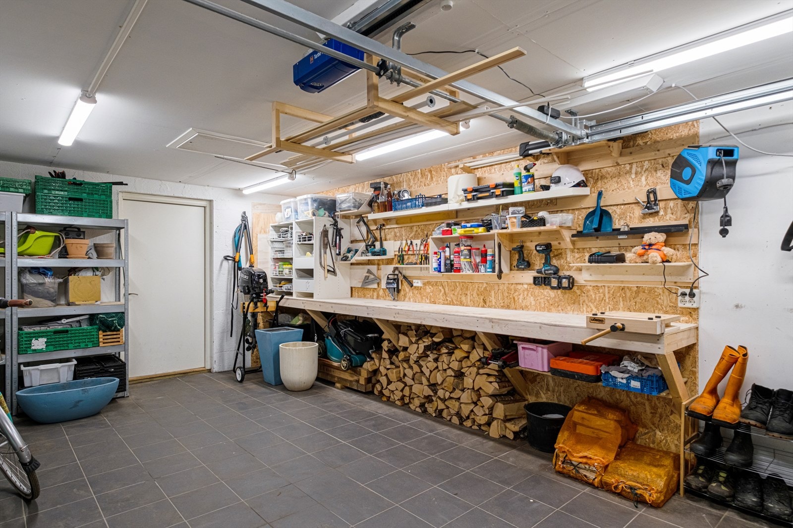 Romslig garasje Galleribilde