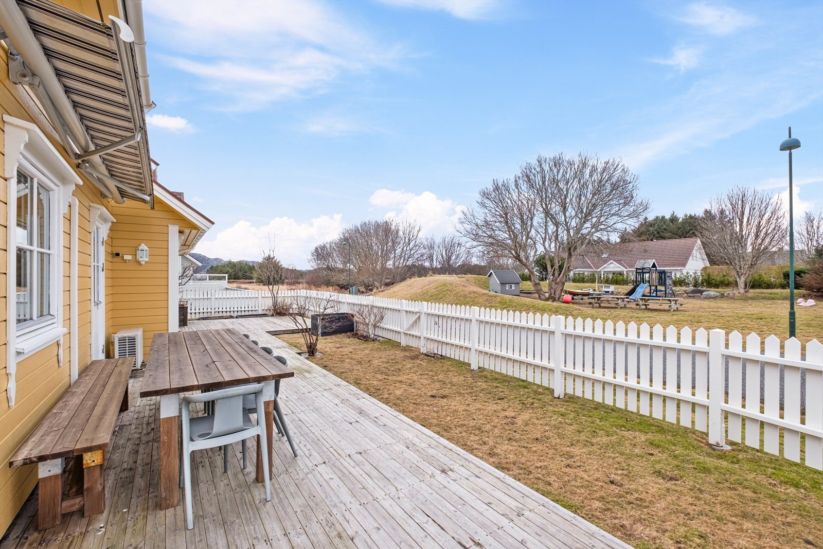 Boligen har velstelte og pene uteområder Galleribilde