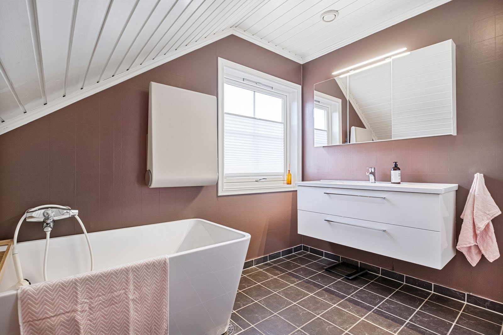 Pent og romslig bad i 2. etasje Galleribilde