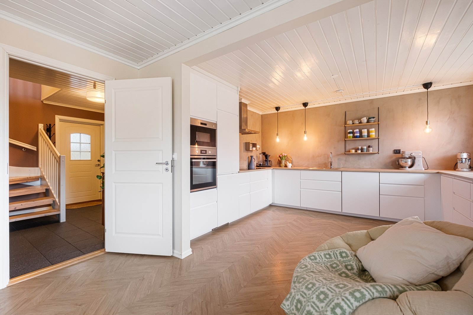 Pent og romslig kjøkken fra 2019 med integrerte hvitevarer, og mye skap- og benkplass. Galleribilde