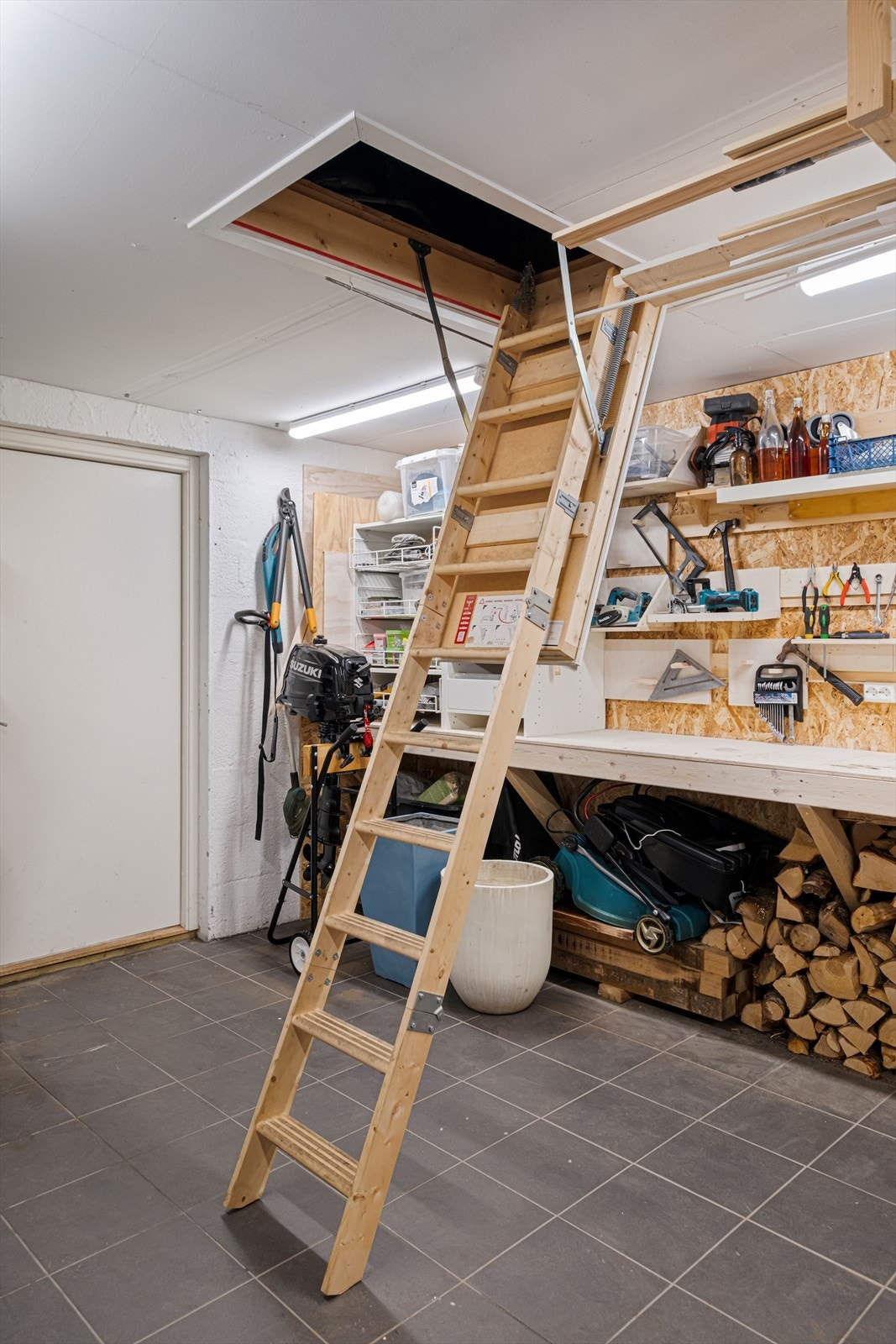 Det er god lagringsplass på garasjeloftet. Galleribilde