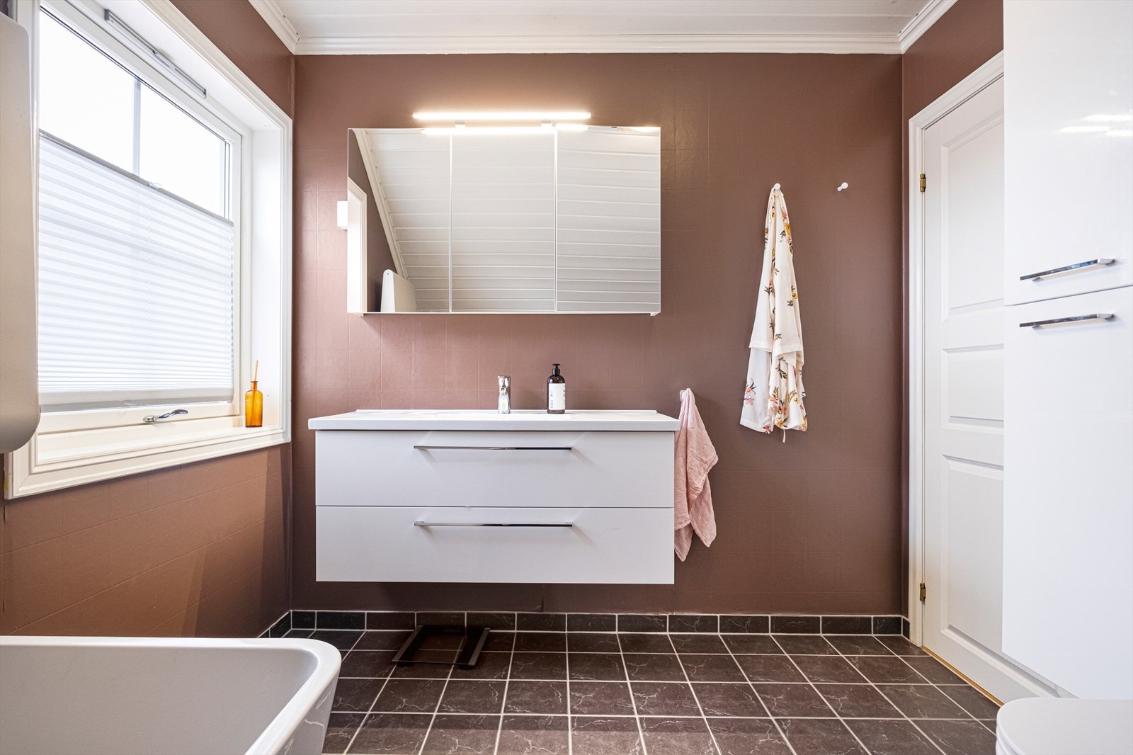 Pent og romslig bad i 2. etasje Galleribilde