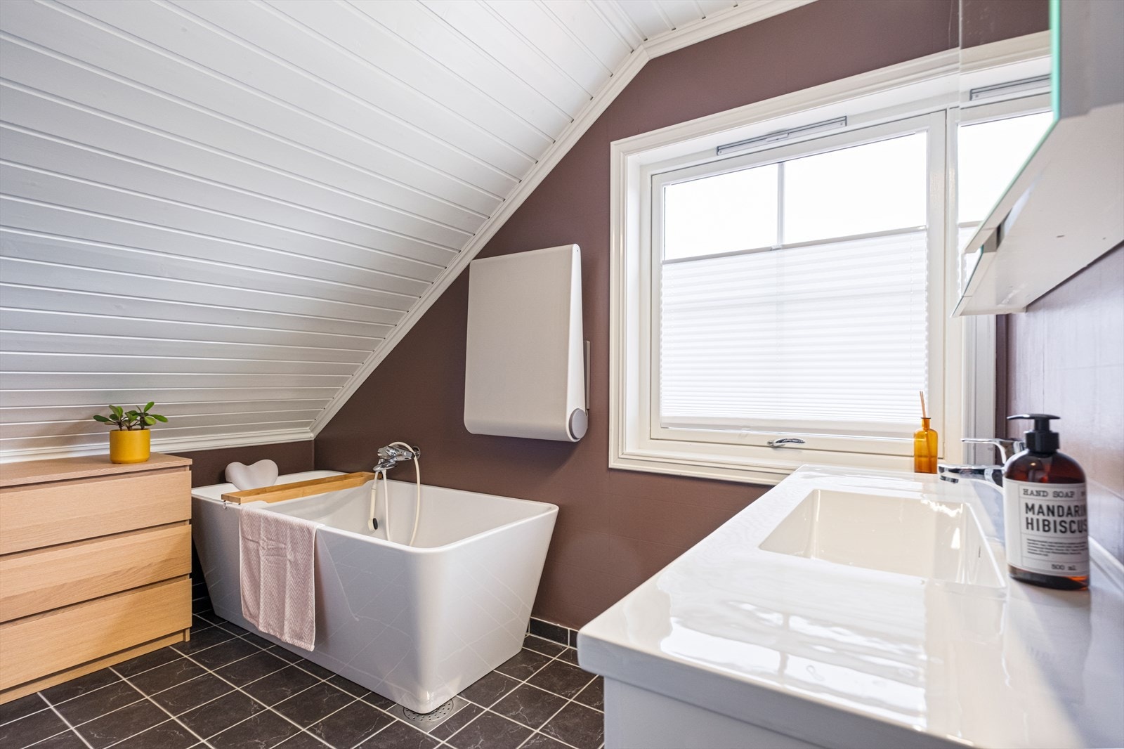 Pent og romslig bad i 2. etasje Galleribilde