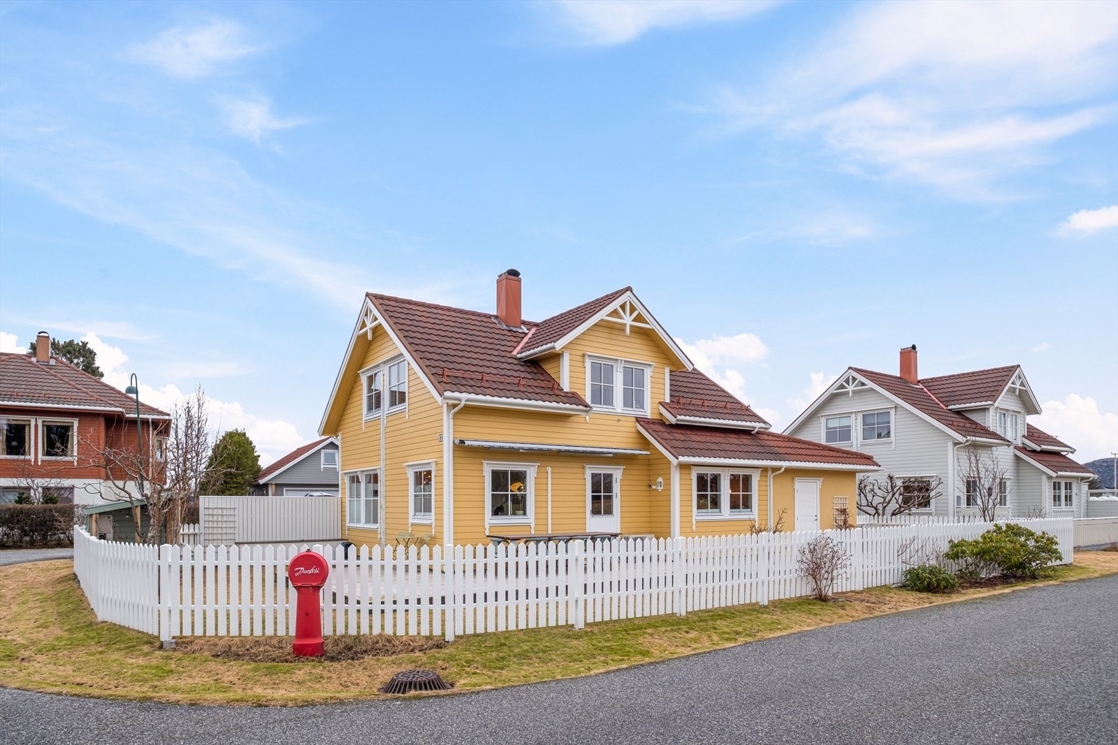 Huset har en pen og tidløs fasade Galleribilde