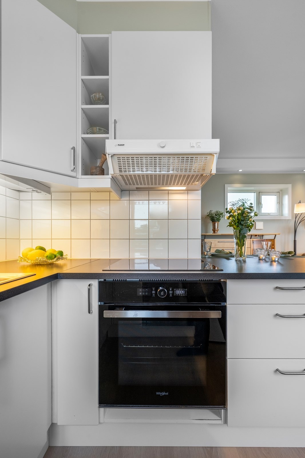 Kjøkkenet er utstyrt med integrert stekeovn, nedfelt induksjonstopp og ventilator. Galleribilde