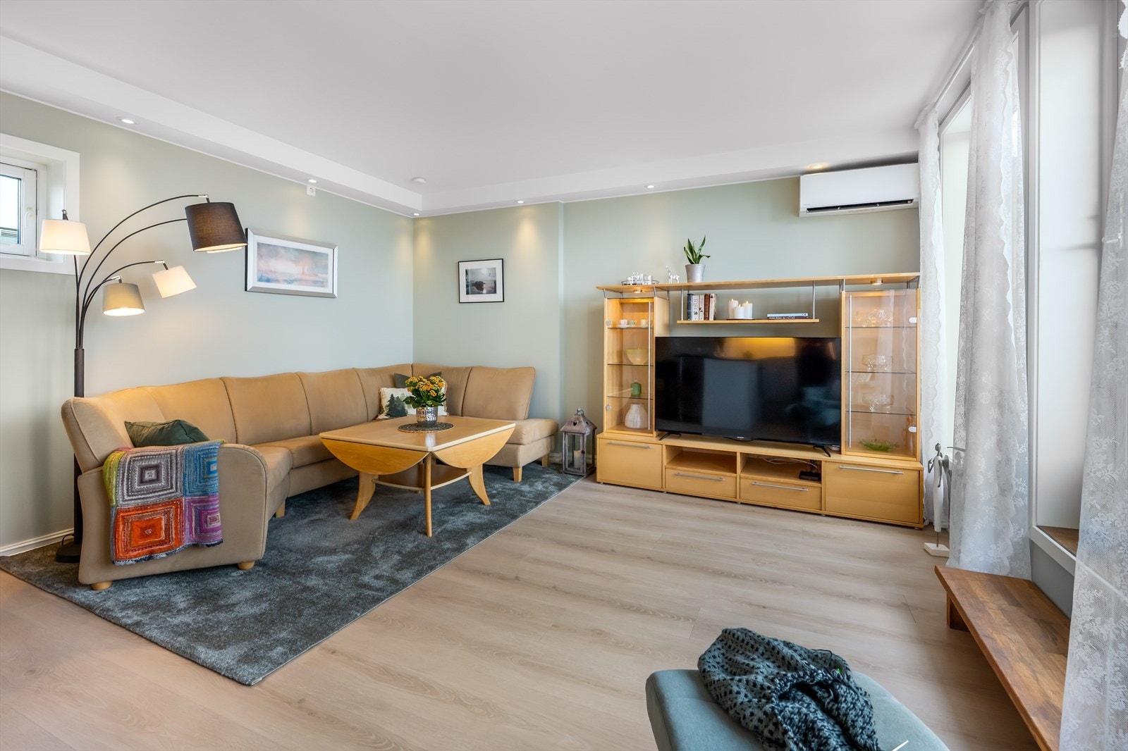 Stuen har god plass til sofagruppe. Varmepumpe fra 2021 sørger for effektiv oppvarming. Galleribilde