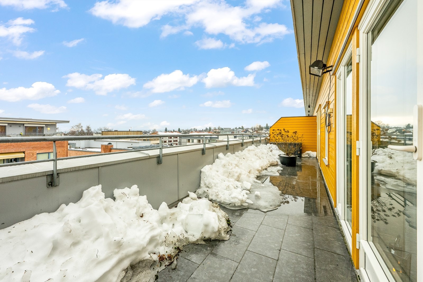 Fra stuen er det utgang til nordvendt balkong på ca. 25 m² som blir en naturlig forlengelse av leiligheten i sommerhalvåret. Galleribilde