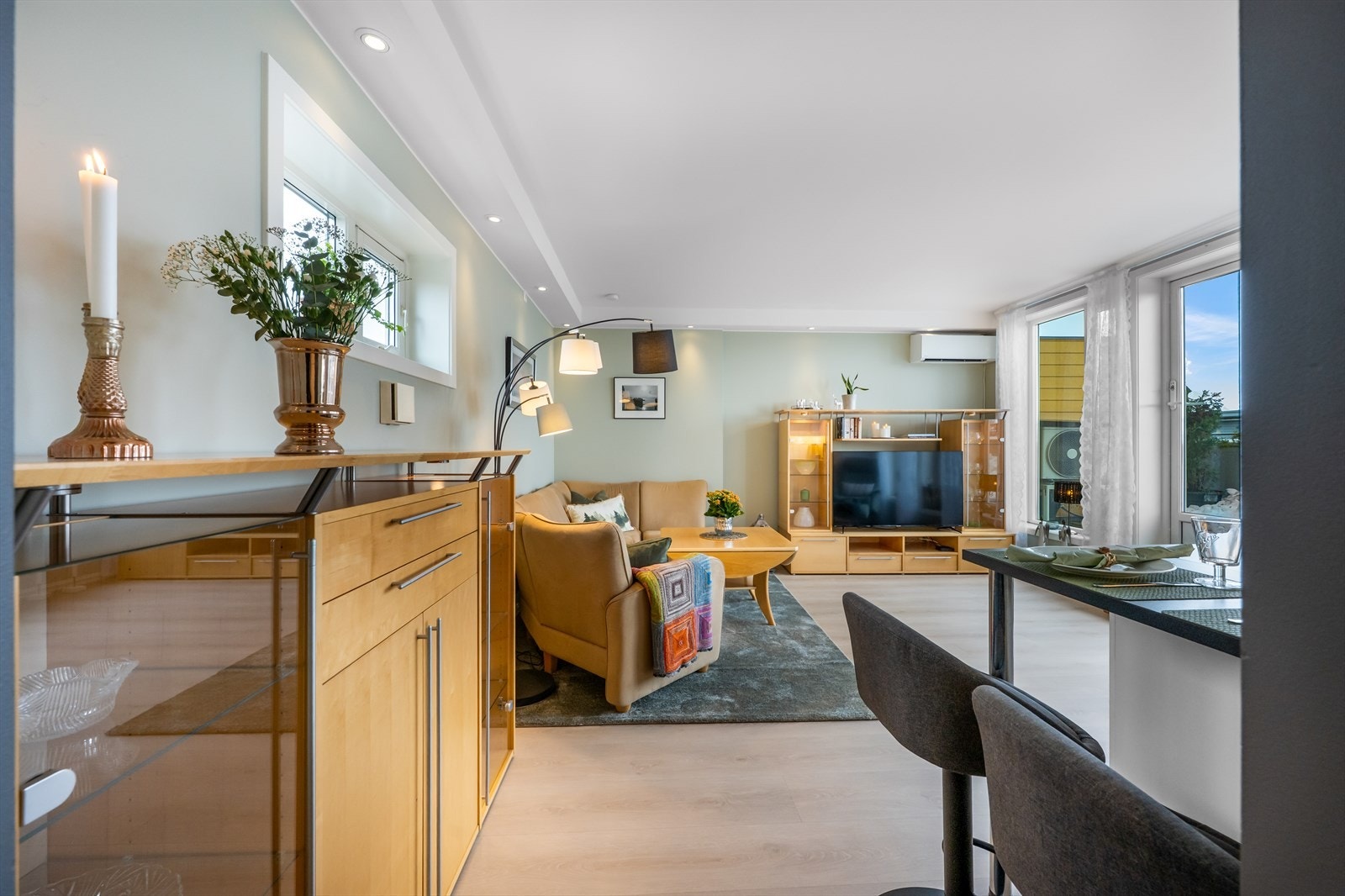 Fra entréen åpner leiligheten seg opp mot de sosiale sonene. Galleribilde