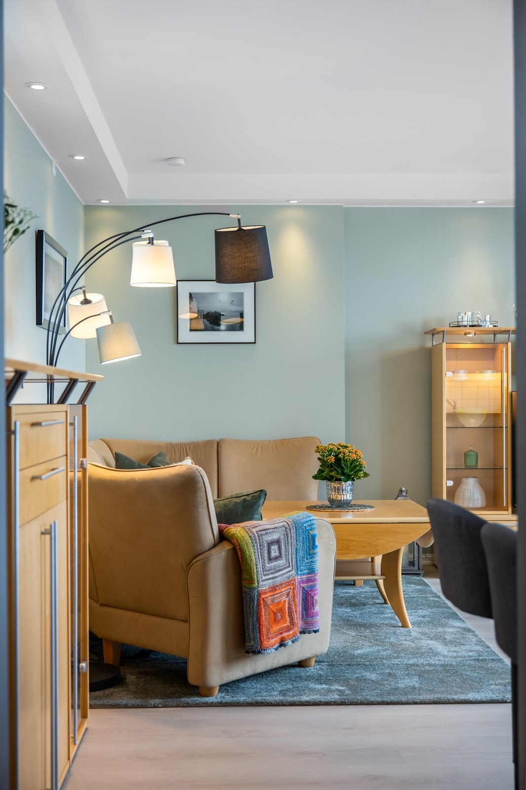 Downlights i himlingen gir en jevn og behagelig belysning i stuen. Galleribilde