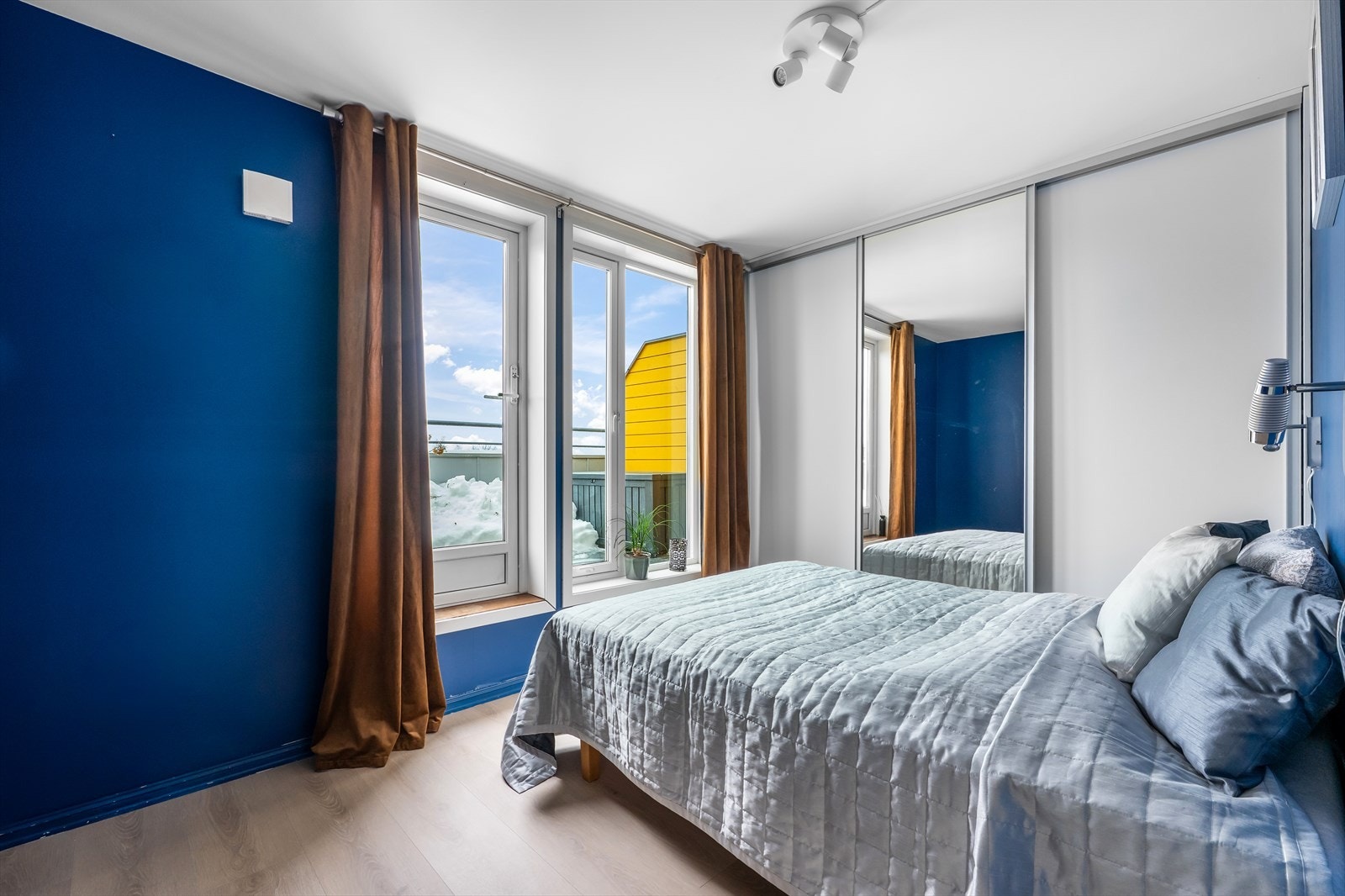 Soverommet har plass til dobbeltseng og garderobeløsning, samt direkte utgang til balkongen. Galleribilde