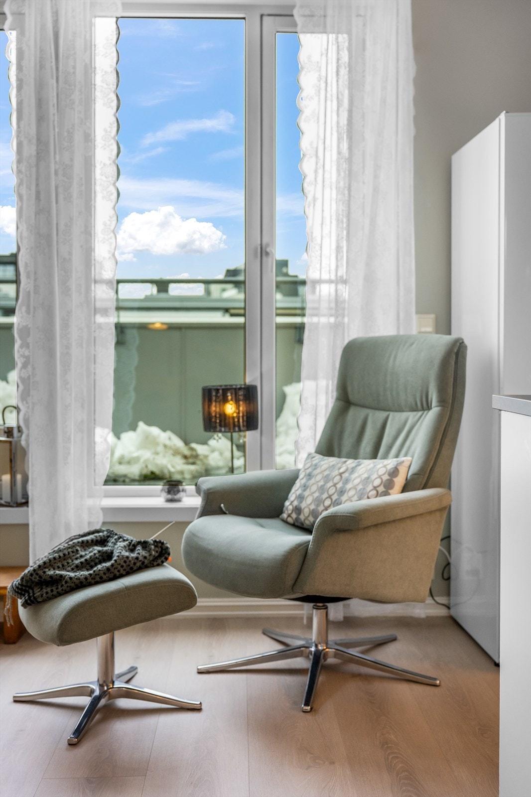 Store vindusflater med 2-lags glass slipper inn rikelig med dagslys. Galleribilde