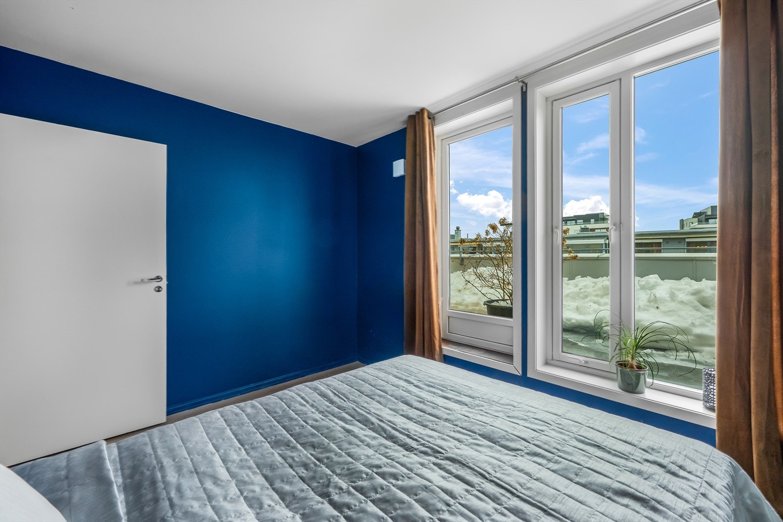 Rommet har malte, slette vegger og laminat på gulvet. Galleribilde