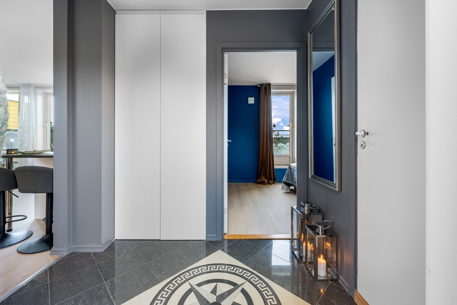 Velkommen inn. Adkomst til leiligheten i 5. etasje er via heis eller trapp. Galleribilde