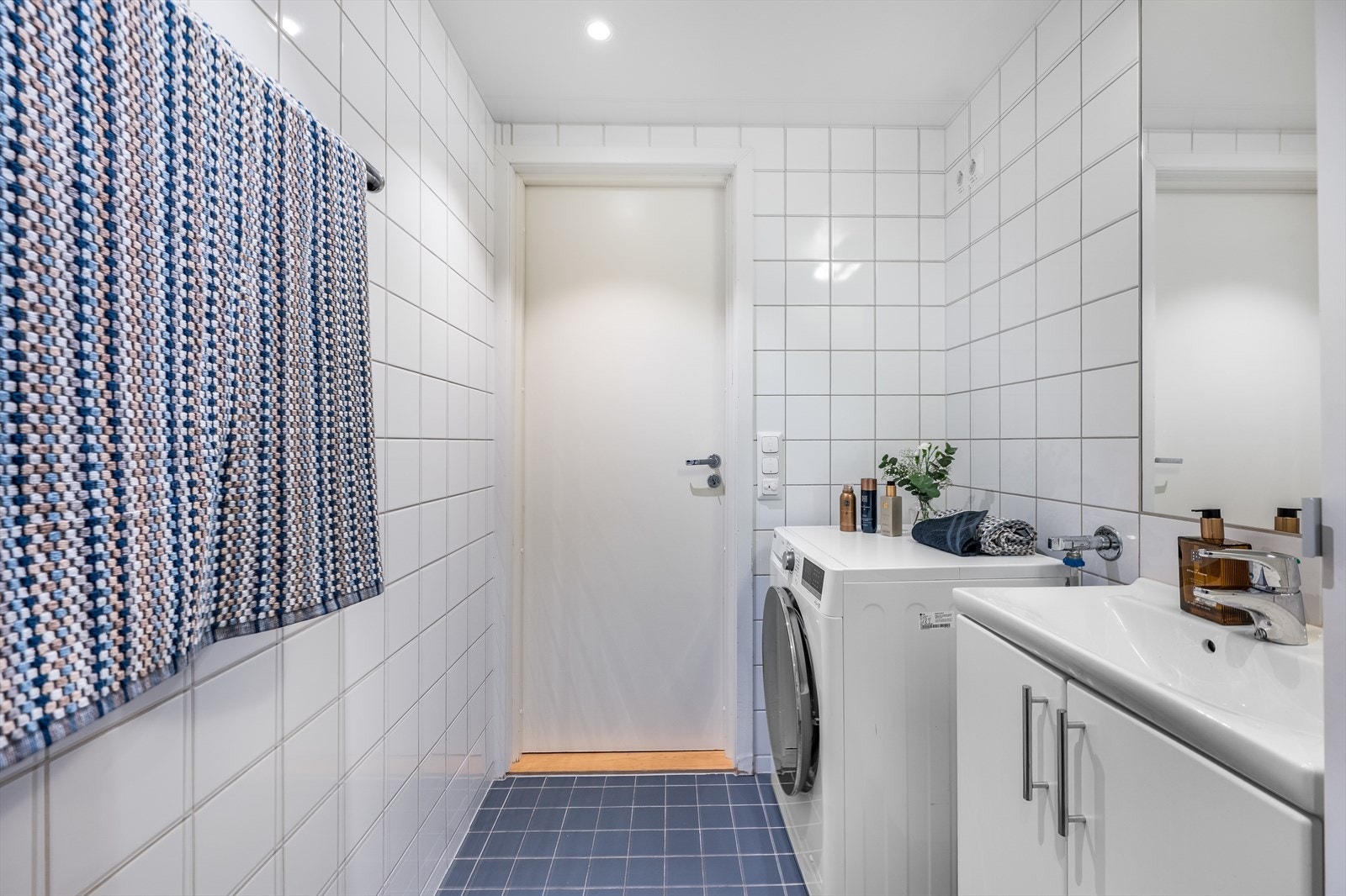 Badet er praktisk innredet med servantskap, høyskap og opplegg for vaskemaskin. Galleribilde