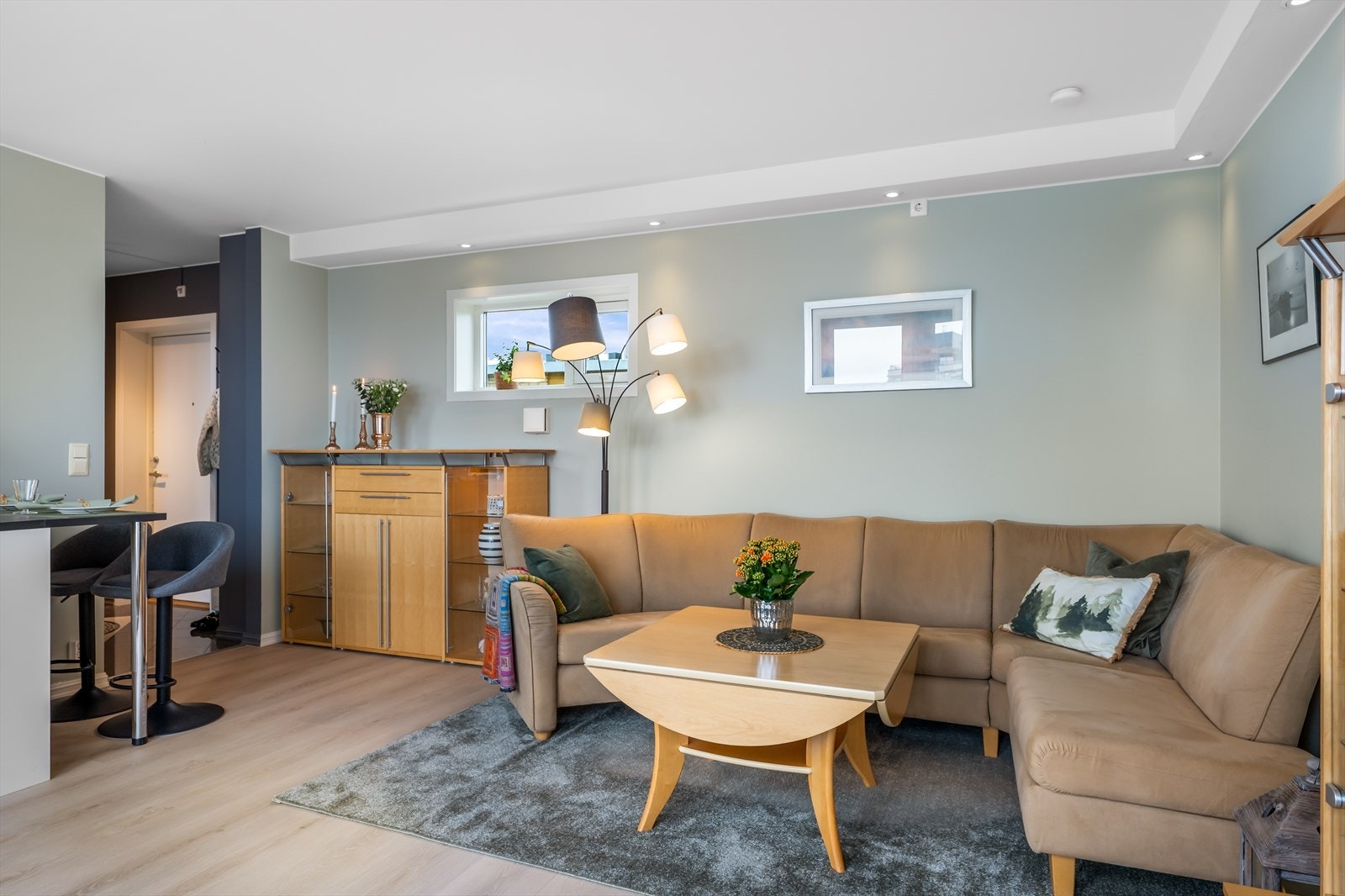 Vegger med malte, slette flater og laminat på gulv gir et nøytralt og godt utgangspunkt. Galleribilde