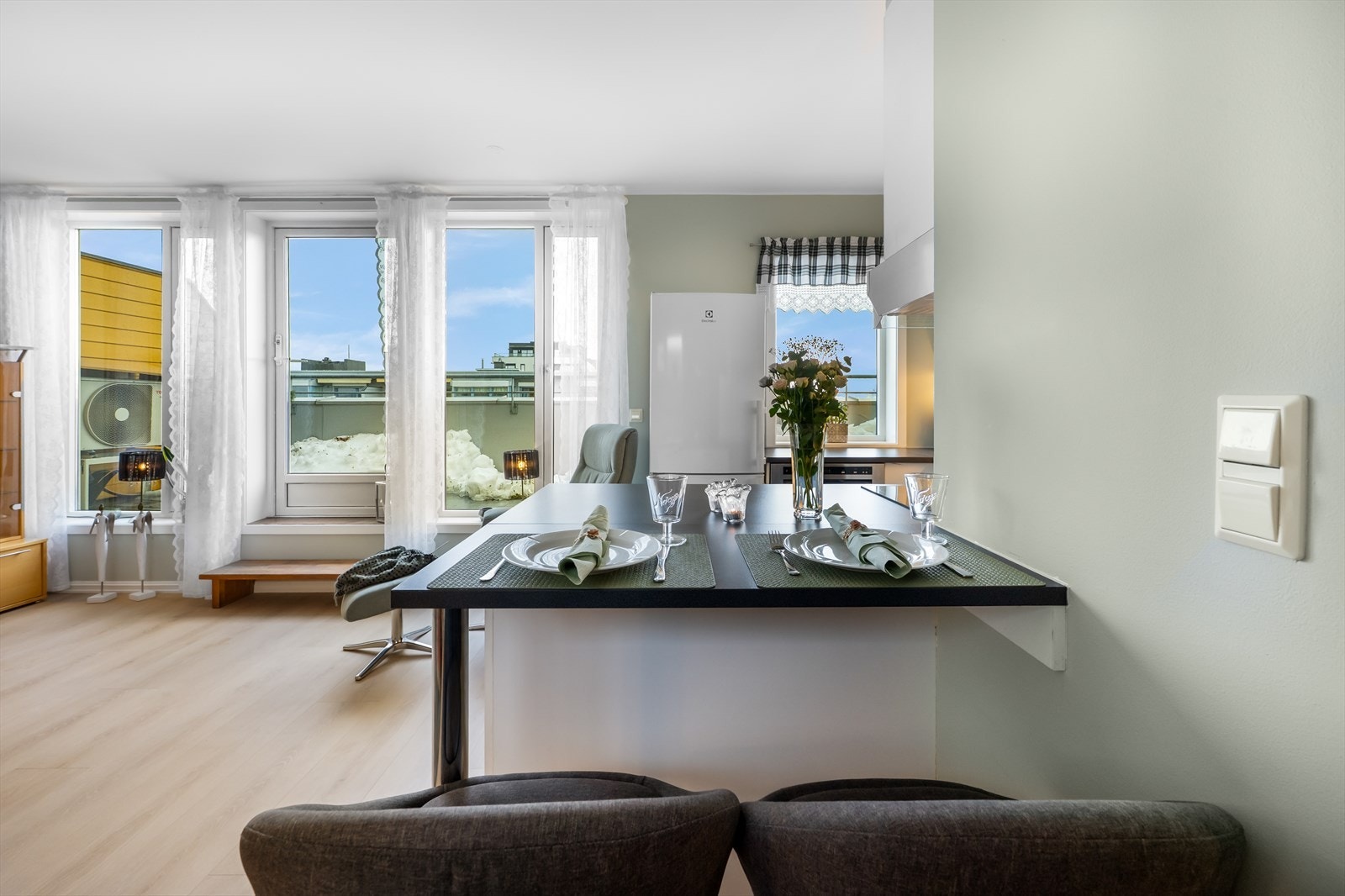 Kjøkkenet har en praktisk barløsning som fungerer som en naturlig spiseplass. Galleribilde